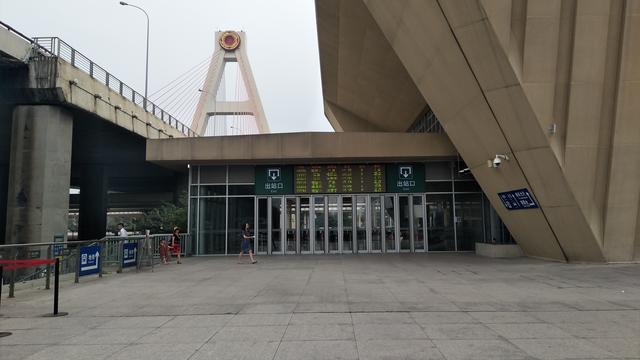 成都南站在哪个区，成都南站在哪个区哪个街道（位于成都市武侯区桂溪街道成都南站实拍）