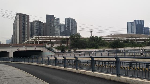 成都南站在哪个区，成都南站在哪个区哪个街道（位于成都市武侯区桂溪街道成都南站实拍）