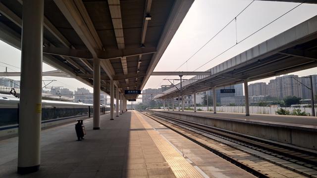 成都南站在哪个区，成都南站在哪个区哪个街道（位于成都市武侯区桂溪街道成都南站实拍）