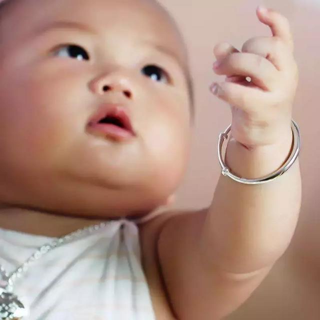 新生儿出生多久可以戴银手镯，婴儿几个月可以戴银手镯（宝宝不能戴“银手镯”）