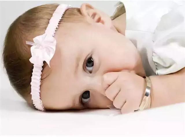 新生儿出生多久可以戴银手镯，婴儿几个月可以戴银手镯（宝宝不能戴“银手镯”）