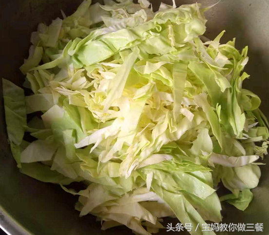 怎么做番茄炒甘蓝菜更好吃，番茄酱炒甘蓝的做法窍门（2个西红柿和一块甘蓝会是什么美味）