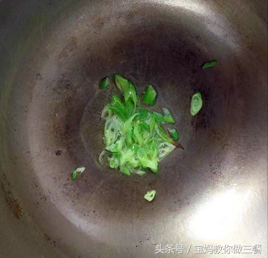 怎么做番茄炒甘蓝菜更好吃，番茄酱炒甘蓝的做法窍门（2个西红柿和一块甘蓝会是什么美味）
