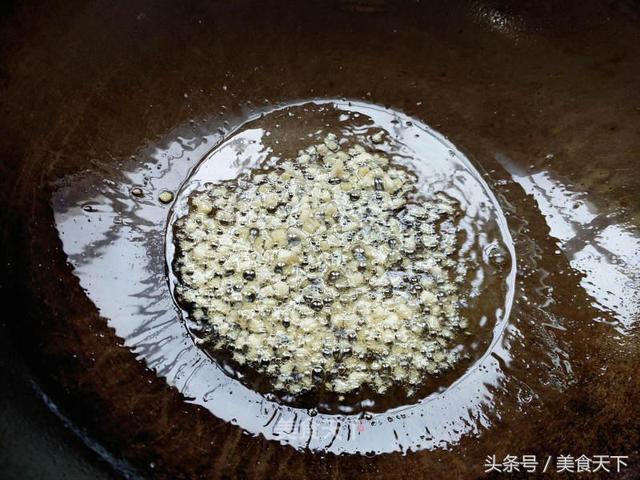 青椒炒鸡蛋的做法，皮蛋炒青椒的正宗做法（大厨教你青椒炒蛋的正确做法）