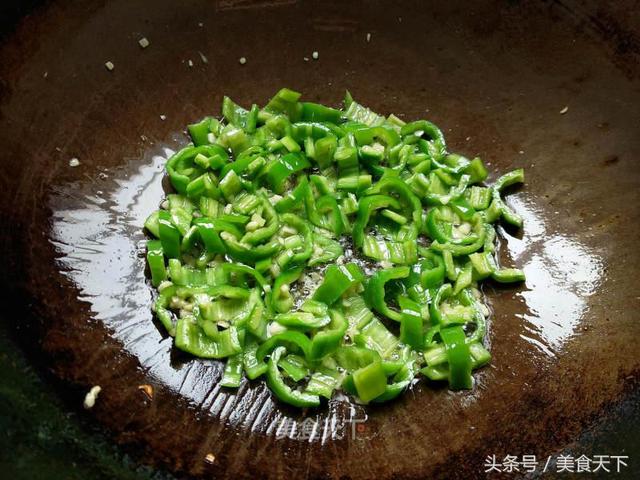 青椒炒鸡蛋的做法，皮蛋炒青椒的正宗做法（大厨教你青椒炒蛋的正确做法）