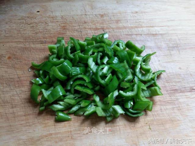 青椒炒鸡蛋的做法，皮蛋炒青椒的正宗做法（大厨教你青椒炒蛋的正确做法）