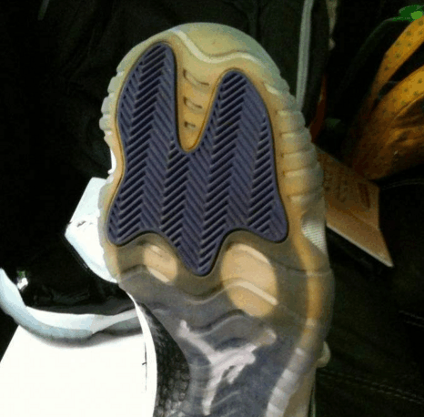 鞋子氧化了发黄洗白小窍门，鞋子氧化了发黄洗白小窍门是什么（球鞋氧化了怎么办）