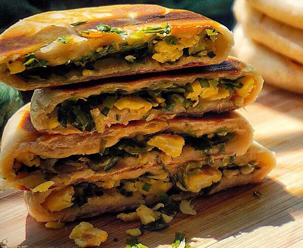 【韭菜鸡蛋饼】做法步骤图 味香又酥脆 一口气可以吃5个-起舞食谱网