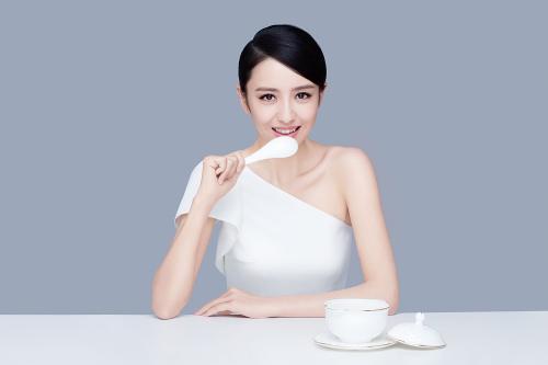 谁会永远宠爱双子女，双子座一眼就爱上的星座（会被宠爱一辈子的星座女）