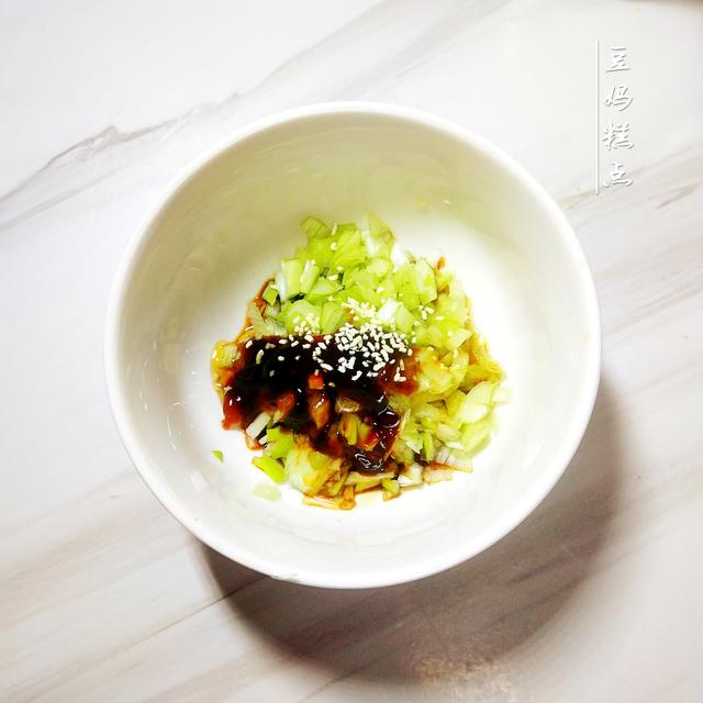 如何做既简单又好吃的葱花面，3分钟做好的这碗葱花面