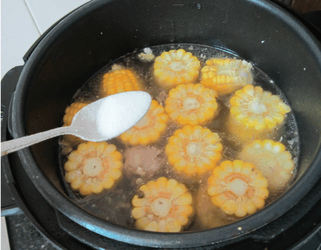 教你做营养又美味的排骨汤，非常适合家里老人小孩