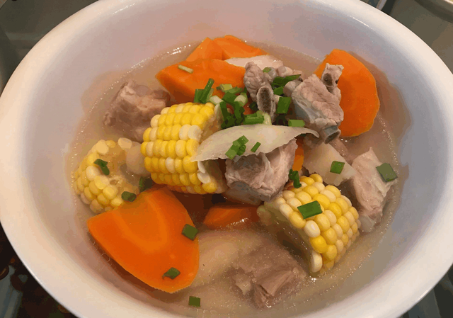 教你做营养又美味的排骨汤，非常适合家里老人小孩