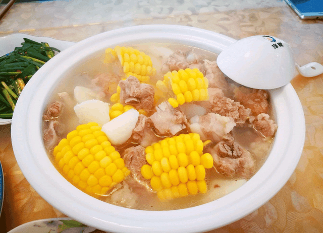 教你做营养又美味的排骨汤，非常适合家里老人小孩