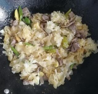 圖片[5]-【銀耳炒肉絲】做法步驟圖 一周吃2-3次 臉色紅潤有光澤-起舞食譜網