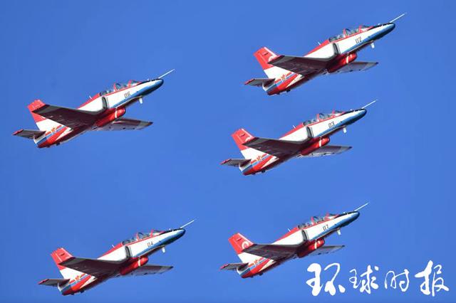 一箭穿心，一箭穿心是什么字（空军“红鹰”首次在珠海升空训练图片）