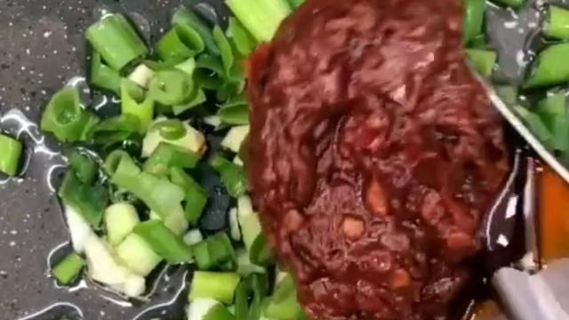 干豆腐炒木耳的家常做法，干豆腐炒木耳的家常做法视频（木耳炒豆干）