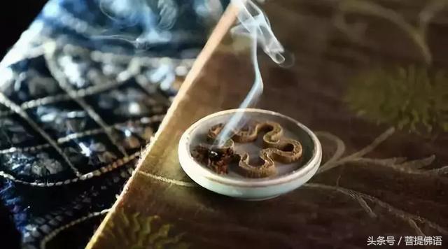 办皈依证后的忌讳，女子皈依要忌讳哪些事（皈依与受戒有什么不同！）