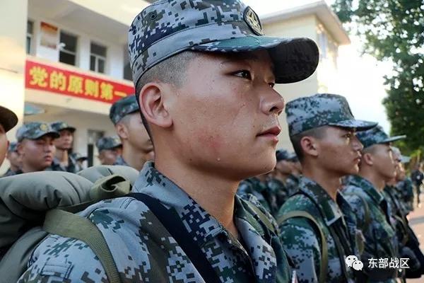 部队里新兵连的训练内容，武警部队新兵连训练内容（新兵第一阶段考核全面展开）