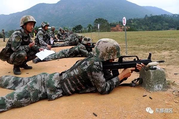 部队里新兵连的训练内容，武警部队新兵连训练内容（新兵第一阶段考核全面展开）