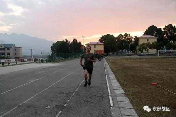 部队里新兵连的训练内容，武警部队新兵连训练内容（新兵第一阶段考核全面展开）