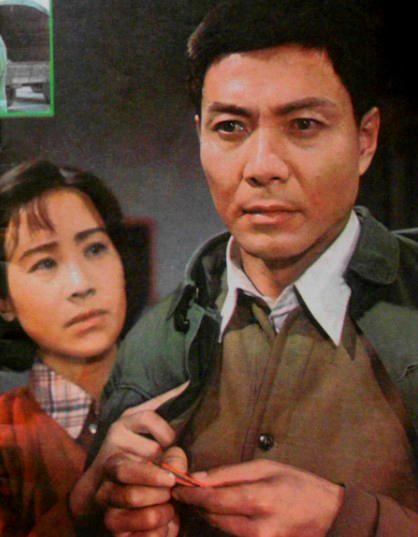 中饰演刑警队长路宏;电影剧照1984年,在电影《悠悠故人情》中饰演老