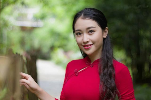 想你的时候问月亮原唱，想你的时侯问月亮原唱是谁（MP3歌曲字幕-《想你的时候问月亮》——雨中百合）