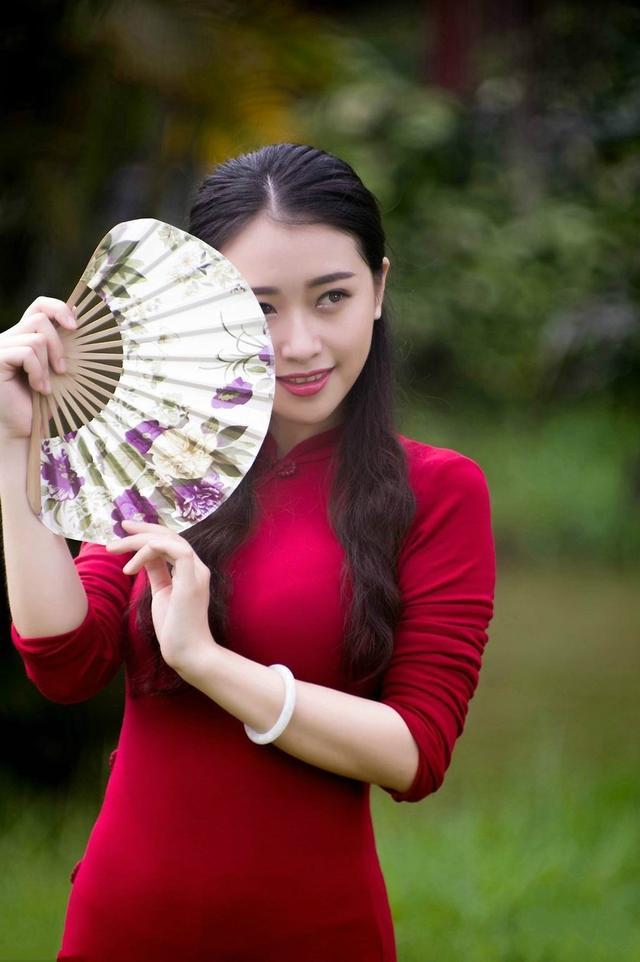 想你的时候问月亮原唱，想你的时侯问月亮原唱是谁（MP3歌曲字幕-《想你的时候问月亮》——雨中百合）