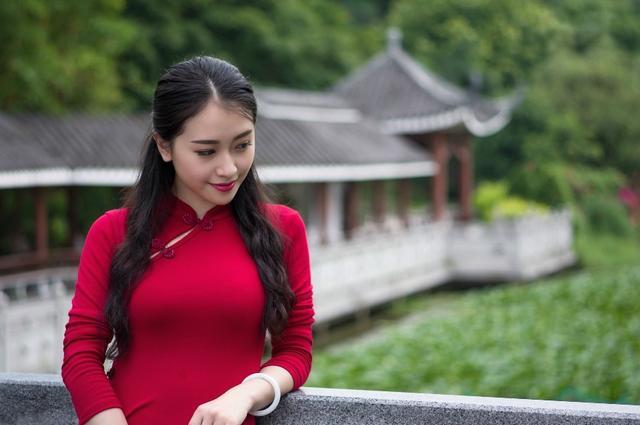 想你的时候问月亮原唱，想你的时侯问月亮原唱是谁（MP3歌曲字幕-《想你的时候问月亮》——雨中百合）