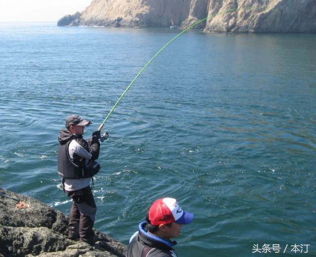 海边钓鱼用啥饵料,海边钓鱼的技巧和方法(这两种饵最好用,上鱼不断)