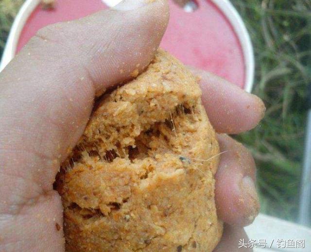 儿童钓鱼怎么上鱼饵，小孩钓鱼怎么钓（野钓别再花钱买小药了）