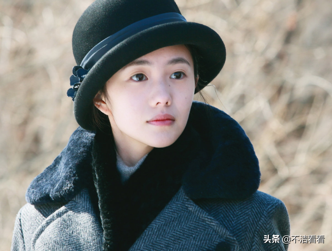 《悬崖之上》隐藏细节:一枚不起眼的别针,看出周乙是正派