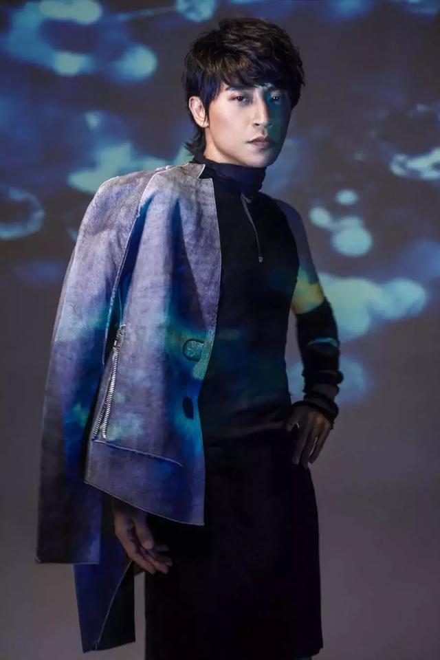小虎队成员现状：苏有朋翻红吴奇隆当爸，他沦落到穿奇装异服演出