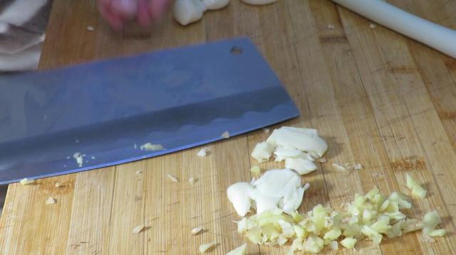 辣椒炒猪肝怎么炒好吃，猪肝炒辣椒怎样炒（直接下锅炒就大错特错了）