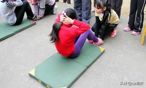仰卧起坐板使用方法有哪些，仰卧起坐的正确做法（体育课上用来做仰卧起坐的垫子叫什么）