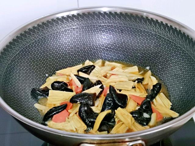腐竹木耳怎么炒，腐竹木耳怎么炒好吃（木耳和腐竹搭配一起炒）