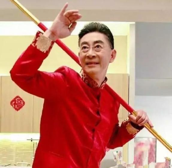 六小龄童女儿29岁还未嫁人，照片晒出后，网友：这谁敢娶？