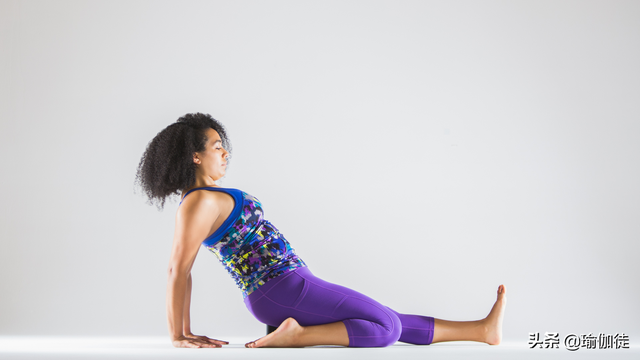股四头肌拉伸方法动作图片，拉伸股四头肌有什么好处（借助瑜伽拉伸放松股四头肌）