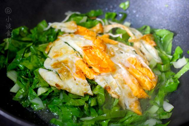白菜怎么炒好吃，炒白菜怎么炒才好吃（我家常这样炒白菜）