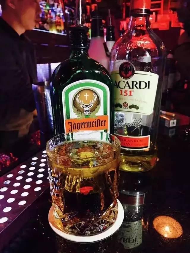 野格配红牛下一句是啥，野格配红牛下一句是啥神仙也（野格兑红牛，一杯解千愁）