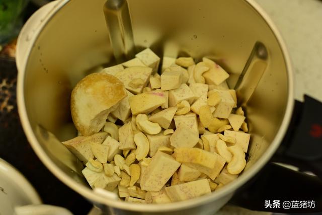 芋泥的作用与功效，芋头的功效与作用吃法（软糯的芋头搭配坚果）