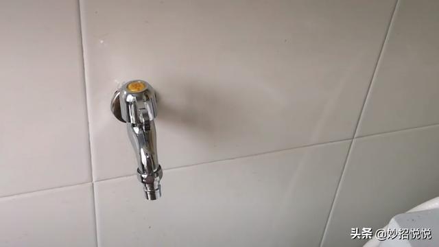 水龙头断了里面的部分怎么弄出来，塑料水龙头断了里面的部分怎么弄出来（不用花钱请维修师傅）