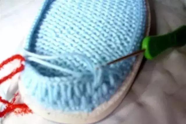 怎么钩毛线拖鞋，学钩毛线拖鞋视频教程（钩针编织的蝴蝶图案的棉拖鞋）