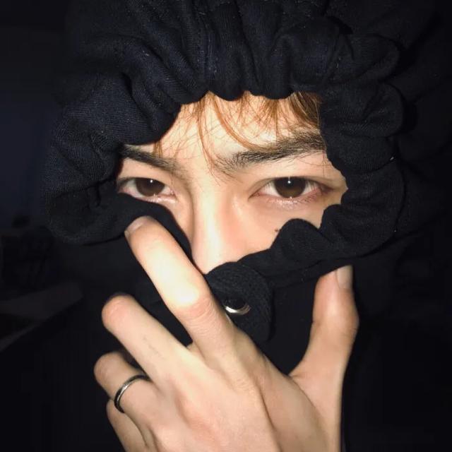 超级好看的白色头发男生头像微信，超级好看的白色头发男生头像（男生头像--眼前的黑不是黑）