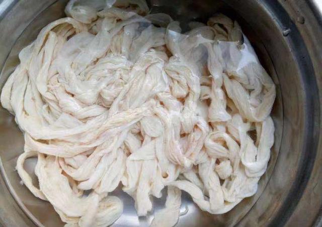 请问自制香肠如何配料或配方谢谢，自制香肠怎么配料（灌香肠配方，超详细的调料比例）