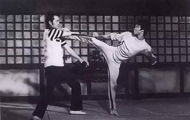 梦见螳螂什么寓意，梦见螳螂什么寓意呢（为什么李小龙的妻子在李小龙去世后）