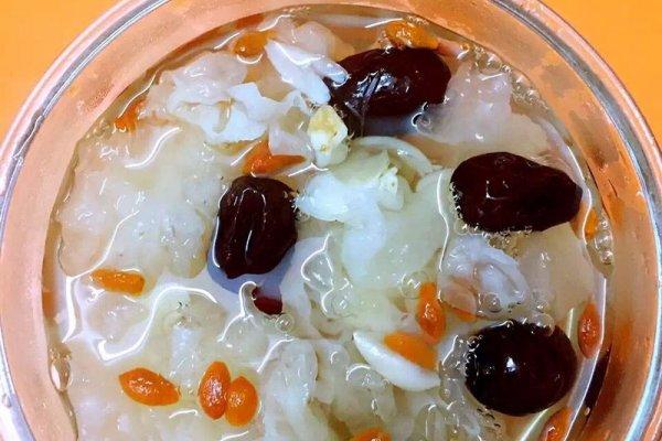 红枣枸杞银耳汤，银耳红枣枸杞汤（自制红枣枸杞银耳汤）