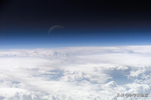 平流层高度多少米，民航飞机为什么不超过一万23米飞行不是在平流层会更好吗（平流层和对流层是什么）