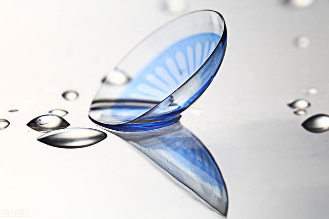 隐形眼镜度数怎么选，选择隐形眼镜需要看中哪个参数（怎样挑选合适的隐形眼镜）