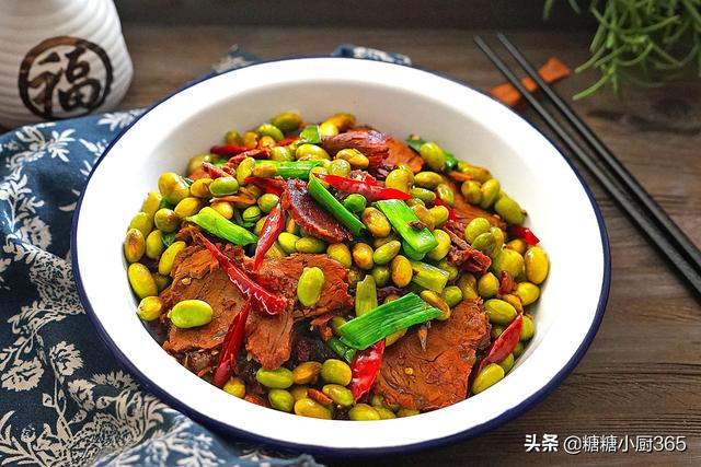 隔山肉焖毛豆的做法，毛豆排骨焖饭（这菜再贵也要常给孩子吃）
