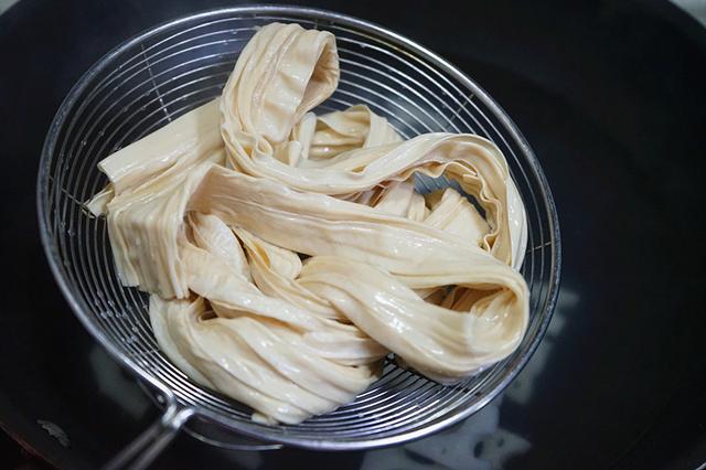 小乳瓜怎样拌好吃，小乳瓜的吃法（三色搭配口感清爽又好看）